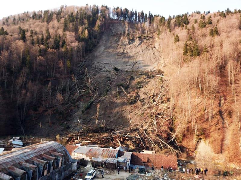 Masivă alunecare de teren la Azuga. 130 persoane au fost evacuate
